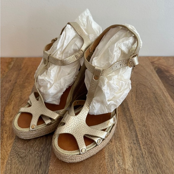 Leather By Bianca Palermo Gold Wedge - Picture 5 of 6